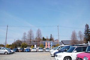 久保惣記念美術館の道を挟んで向かい側が駐車場