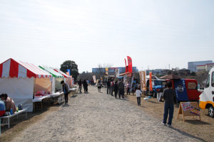 キッチンカーと、それぞれのブース