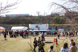 川のすぐ横の広場に舞台