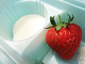 容器と練乳を渡されます。