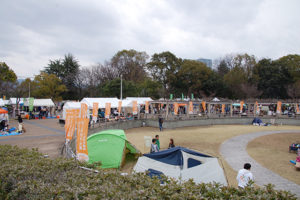 修景広場にそって、テントのブースが並んでいます。