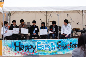 司会者に鋭い質問をされているトークショーでした。