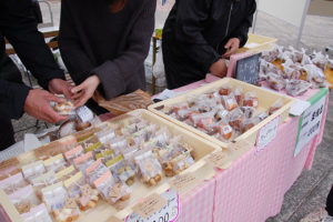 手作りクッキーをつまんで休憩です。