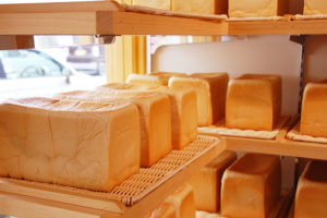 お店に入ると食パンたちが行儀よく並んでいます。