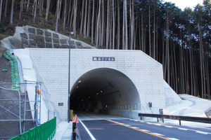 和泉市側からの鍋谷トンネルの入り口です。