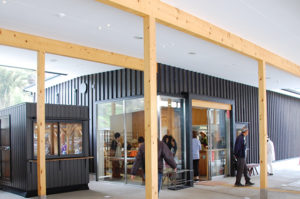 隣の建物がパン屋「福みみ」さん。