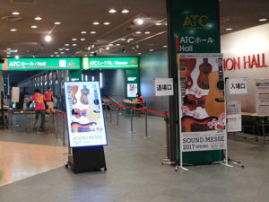 入り口を入って、受付横の入退場口。