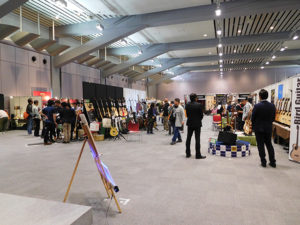 出展各社のブースが並んでいます。