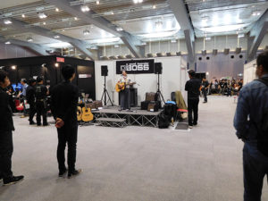 各ブースで15分ほどのデモ演奏をしてくれます。